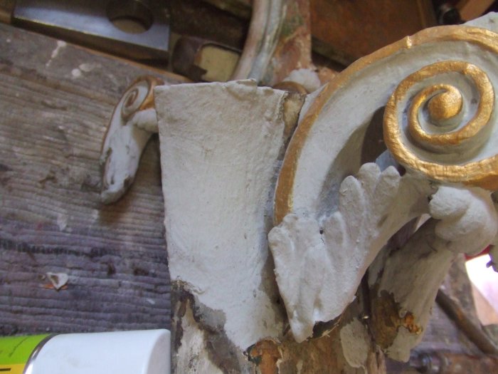Volute Säulenkapitell vor der Restauration