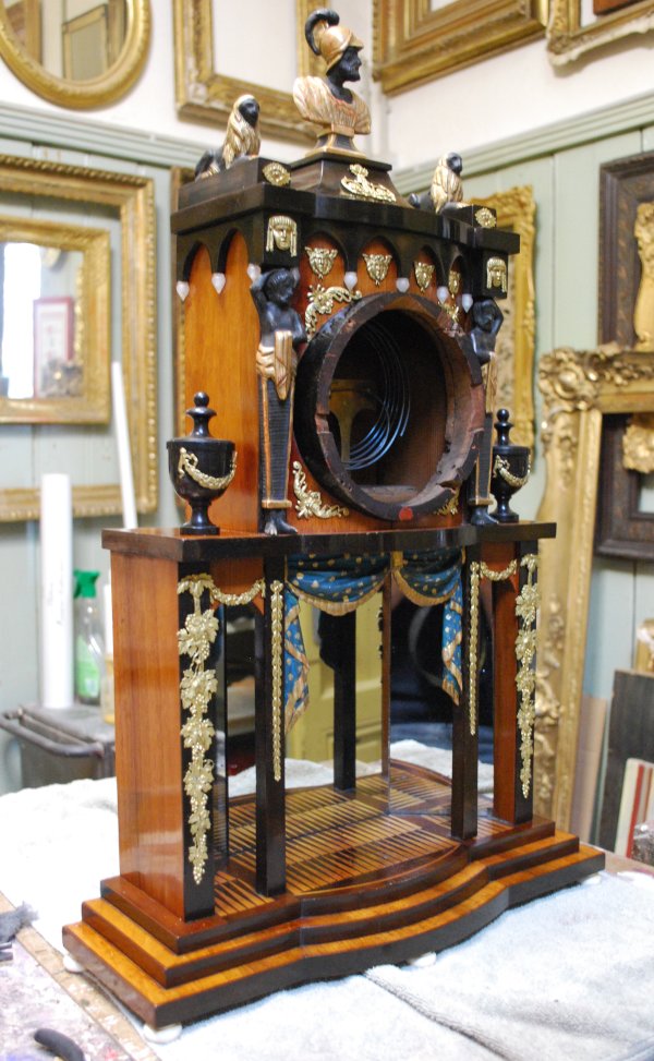 Restaurierung Uhrengehäuse Empire-Uhr Montage der Ornamente