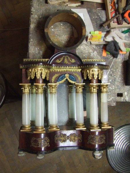 Kommodenuhr vor der Restauration