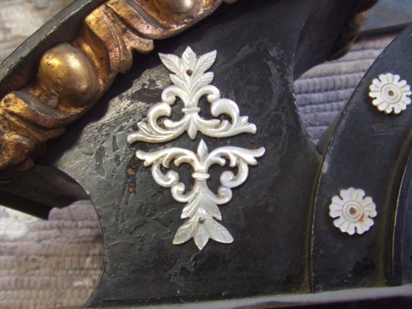 Ornamente Restauration Komodenuhr