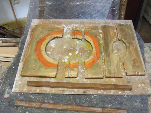 Restaurierung antiker Uhrengehäuse