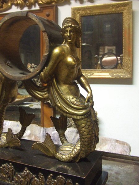 Restaurierung Komodenuhr Najaden-Vergoldung gereinigt