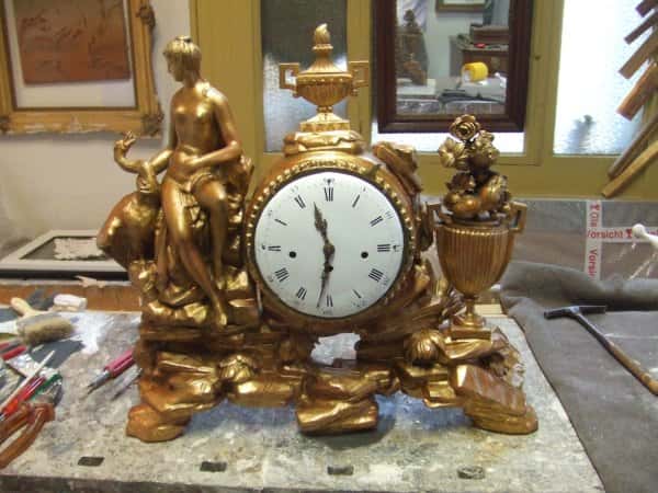 Restaurierung antike Kommodenuhr mit vergoldetem Uhrengehäuse - factory18