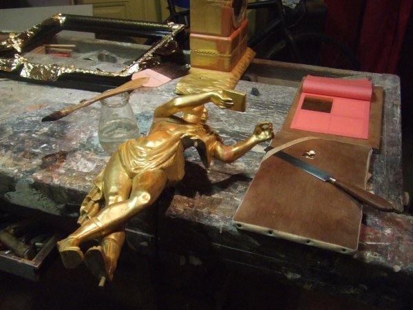 Beim Vergolden der Hermes-Uhr