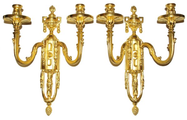 Geschnitzte und vergoldete Wandapliken